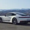 「マニュアルトランスミッションのみ」、新型ポルシェ911カレラT発表。ファン感涙のウッド製シフトノブ装備、そしてMTのシフトパターンが社内外に用いられ「MT乗りの矜持を示す」仕様に