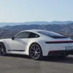 「マニュアルトランスミッションのみ」、新型ポルシェ911カレラT発表。ファン感涙のウッド製シフトノブ装備、そしてMTのシフトパターンが社内外に用いられ「MT乗りの矜持を示す」仕様に