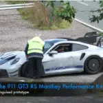 偽装なしのポルシェ911GT3 RS「MR」が目撃される。過激なエアロパーツに極端に落とされた車高、さらにはルーフにフィン、ホイールにはエアロディスク【動画】