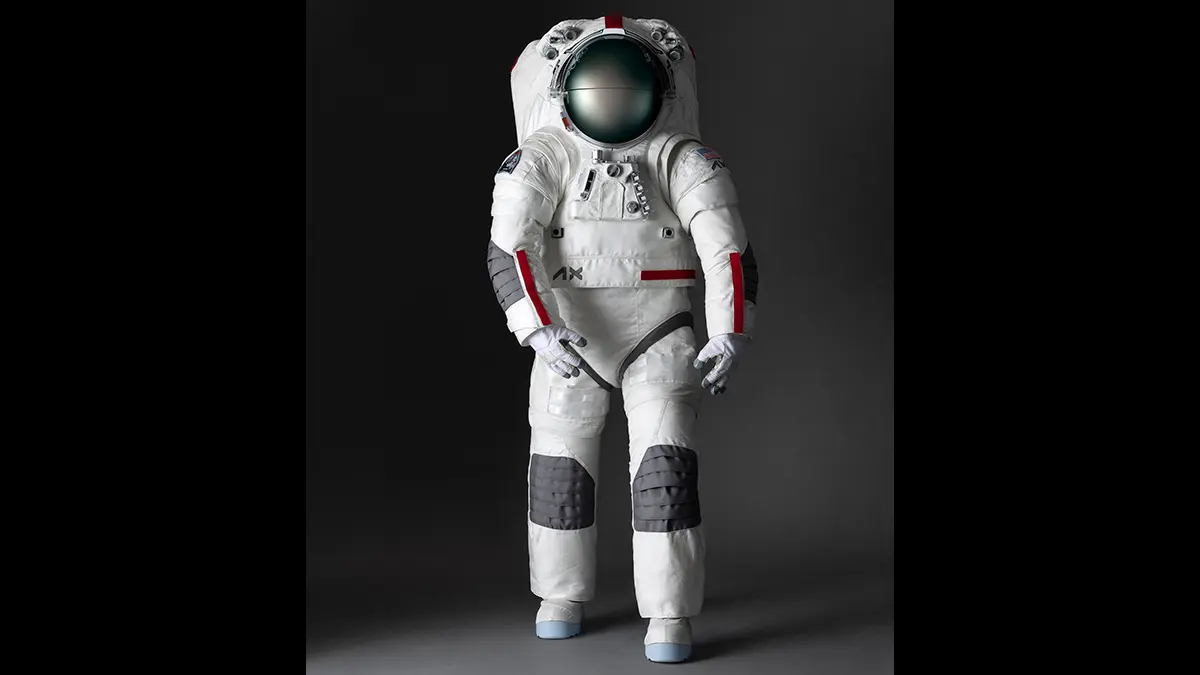 え？あのプラダが宇宙服を発表？「そう、宇宙服です。快適性、汎用性、俊敏性を高めました」。民間宇宙産業アクシオムとの共同開発、NASAへ提供の可能性も