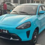 やはり中国は恐ろしいところだ・・・。同胞シャオミの人気EV、SU7をボディカラーごとコピーした小型EVが無関係の他社から登場、人気を博すことに