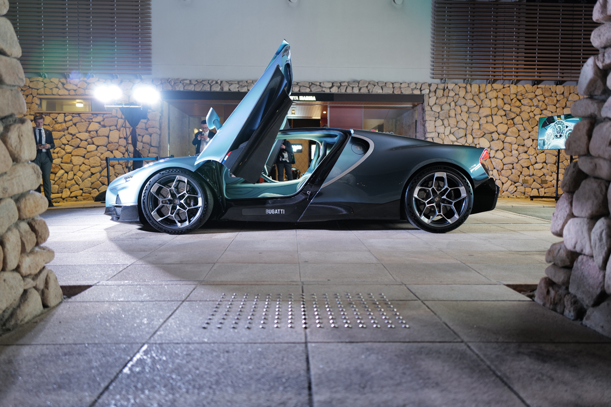 ブガッティ・トゥールビヨン（サイド）