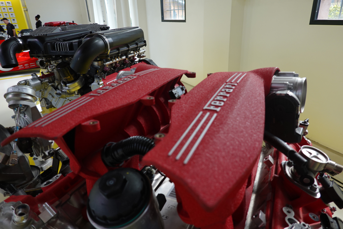 物理法則への挑戦。フェラーリが放つ「上から見て直6×2基をV字型配列」が特許出願。もはやエンジンの概念を覆し別次元の乗り物に