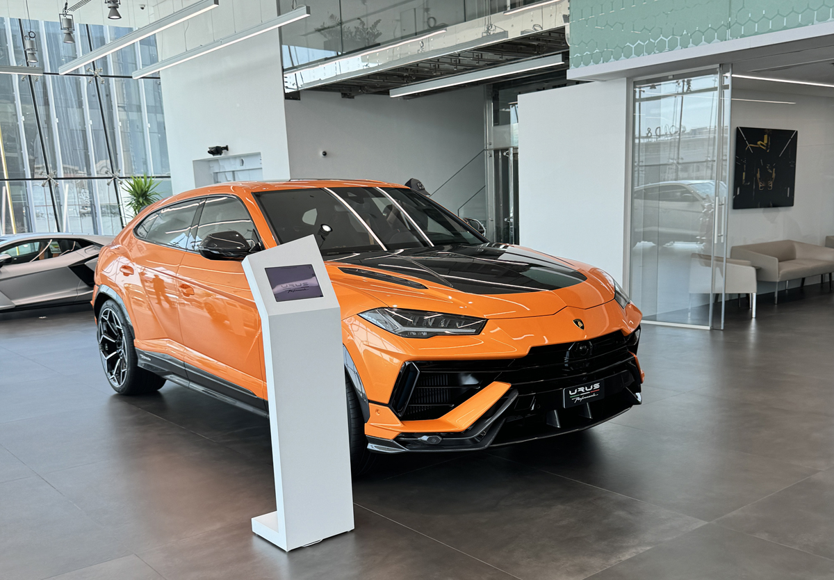 ドバイのランボルギーニディーラーにて、オレンジのウルス