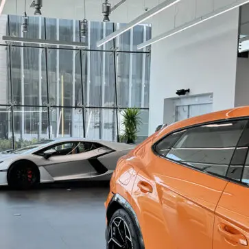 ランボルギーニ・レヴエルト(シルバー)とウルス(オレンジ)~ドバイのランボルギーニディーラーにて