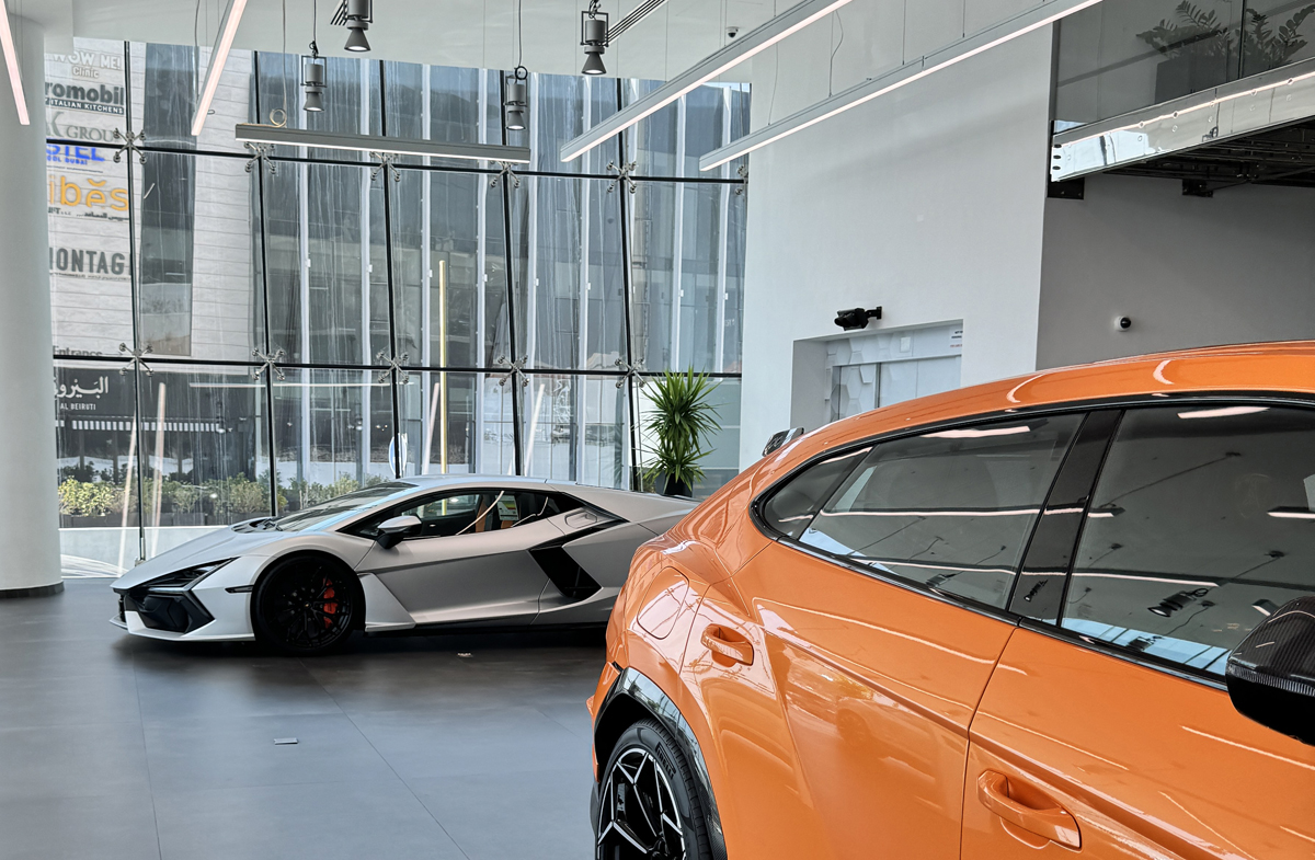 ランボルギーニ・レヴエルト（シルバー）とウルス（オレンジ）～ドバイのランボルギーニディーラーにて