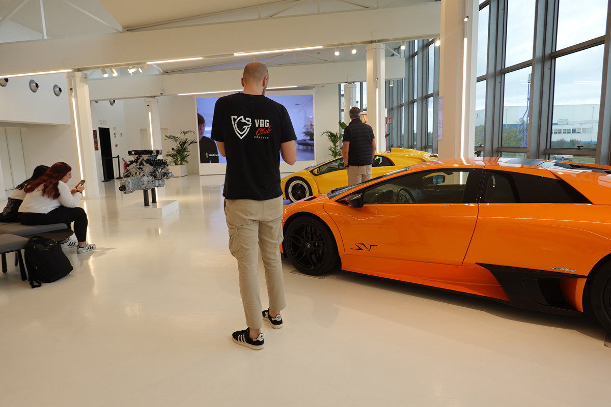 ランボルギーニ博物館にて「ムルシエラゴ」と見学者