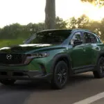 やっぱり時代はグリーンだな。マツダがCX-50に新色「サイプレスグリーン」を導入、日本でのCX-60/90への採用にも期待がかかる。これにベージュ内装をあわせゴールドのホイールを装着したいものだ