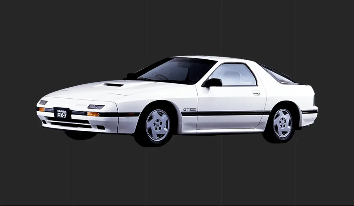 マツダRX-7（FC3S）が「プアマンズ・ポルシェ」と呼ばれたの当然の帰結だった。当時のデザイナーが「FCデザイン時のスタジオにはポルシェ944が祀られ、944の神殿のようでした」と語る