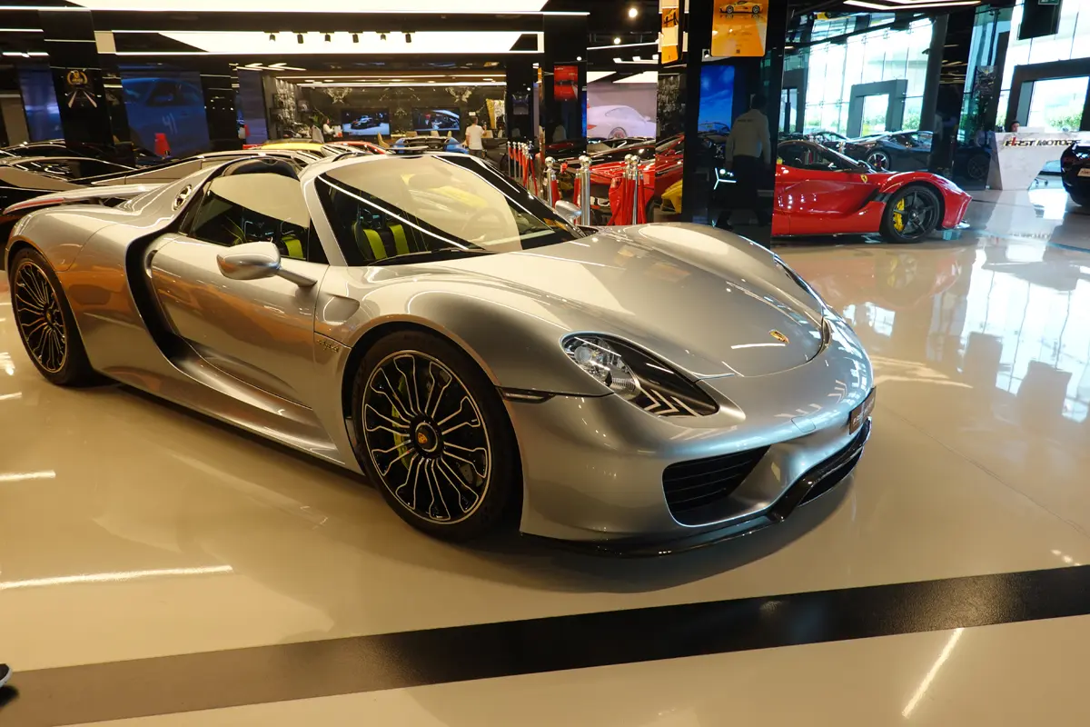 ポルシェ918スパイダー（ドバイのハイパーカーディーラーにて）