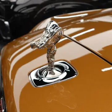 ロールス・ロイス・スペクターのボンネットマスコット〜スピリット・オブ・エクスタシー