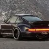 ポルシェ911レストモッド始祖、シンガーが964世代をベースにした「クラシックターボ」最新作2台を公開。1台は個性強めのパープル、もう一台はエレガントなグリーン