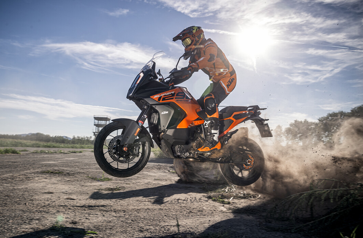 ルイス・ハミルトンが倒産の危機にあるKTMを救う？KTM Moto GPチームに出資とのウワサが流れる。ハミルトンにとってKTMへの出資は「またとないビジネスチャンス」かもしれない