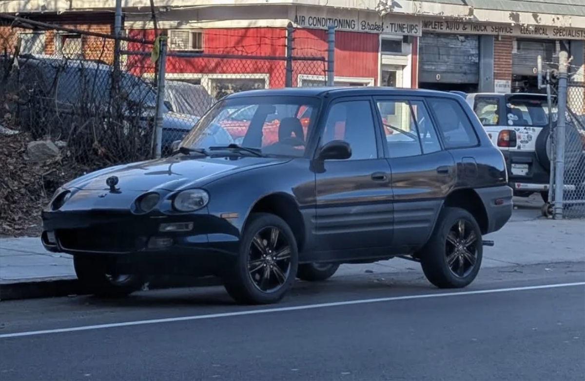 なぜ混ぜた・・・。セリカの顔面をRAV4に移植したキメラが目撃される。ただしかなり高い技術を用いて改造されており見るものを混乱に陥れる