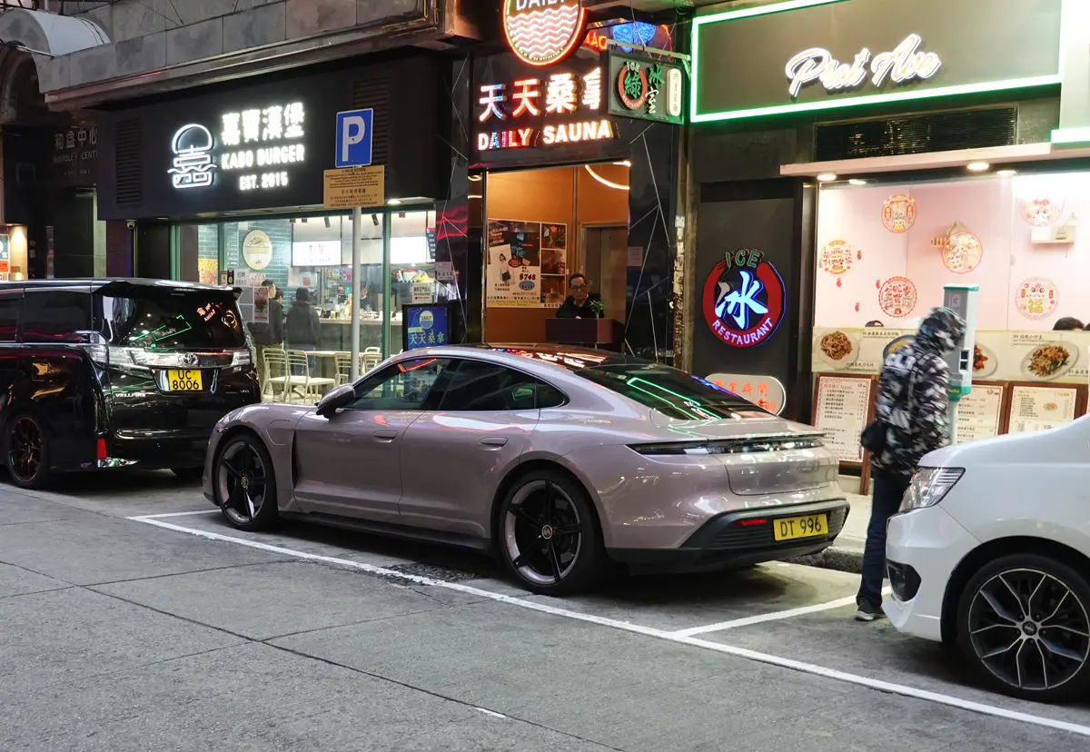 香港で見かけたポルシェ タイカン