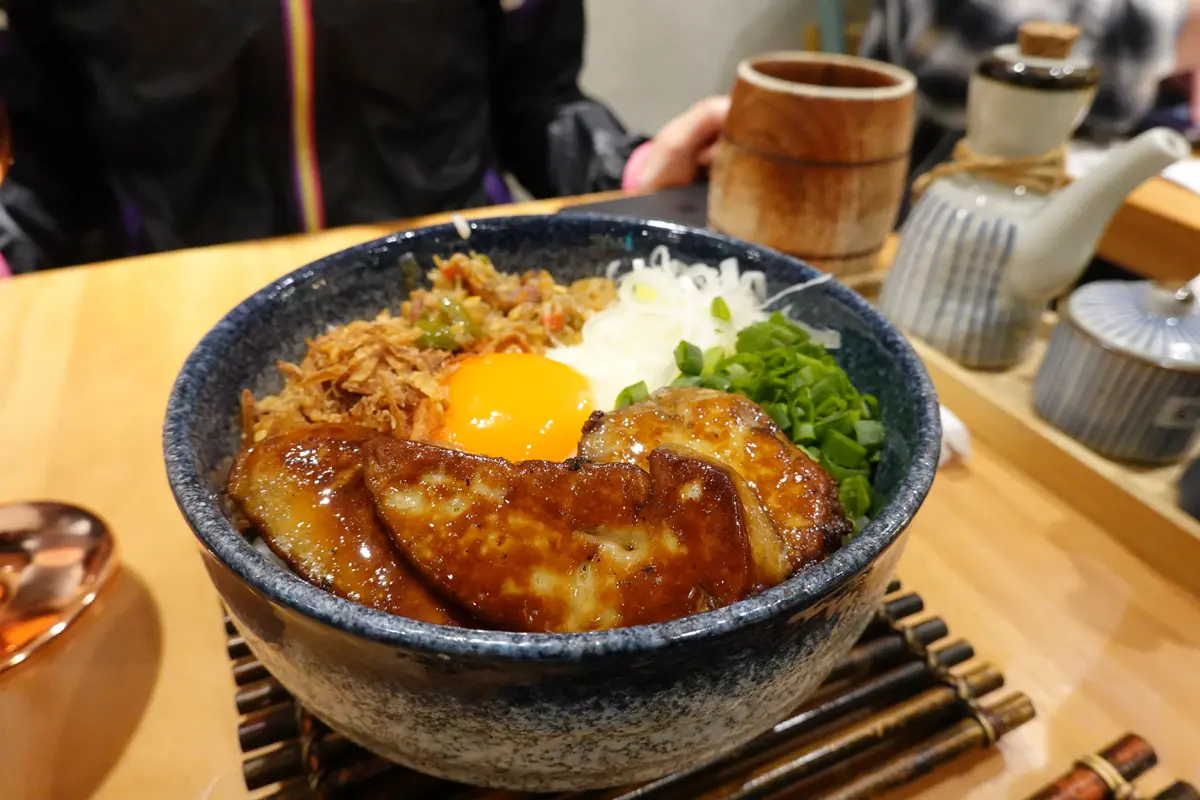 香港へ行ってきた（4）。「十三姨（Lady 13 Kitchen）」にてフォアグラ丼と蟹豆腐丼を食べてみる