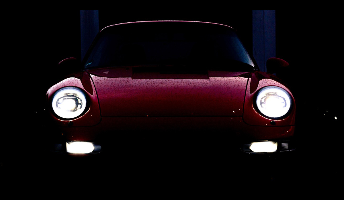 ルーフが993世代のポルシェ911の灯火類をLEDへと交換するキットを発売。お値段137万円なるも当時の993のデザイナーとの協業によって高いデザイン的整合性を獲得