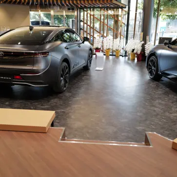 トヨタ「ザ・クラウン」にてマットブラックのクラウンとクラウンスポーツ