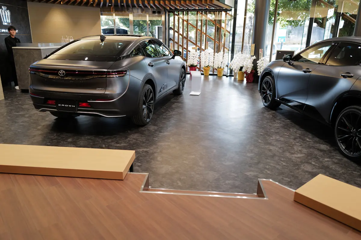 トヨタ「ザ・クラウン」にてマットブラックのクラウンとクラウンスポーツ