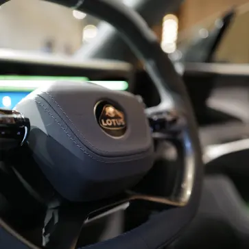 ロータス エレトレのステアリングホイール