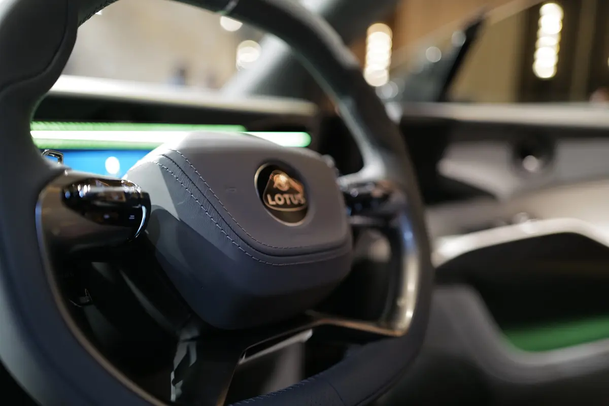 ロータス エレトレのステアリングホイール