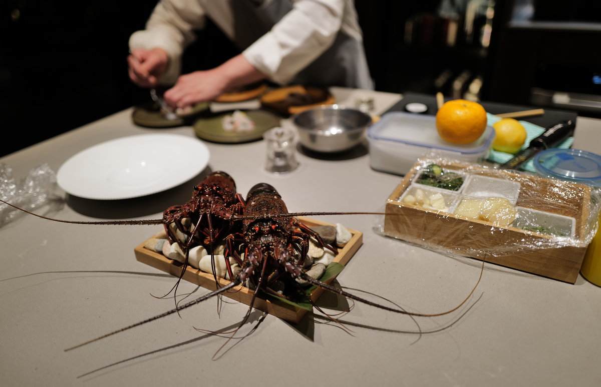 NOT A HOTEL AOSHIMA（ノット ア ホテル 青島）でのディナー、そして朝食はこんな感じ。ディナーはシェフとソムリエが部屋に来てくれ調理・サーブしてくれることに