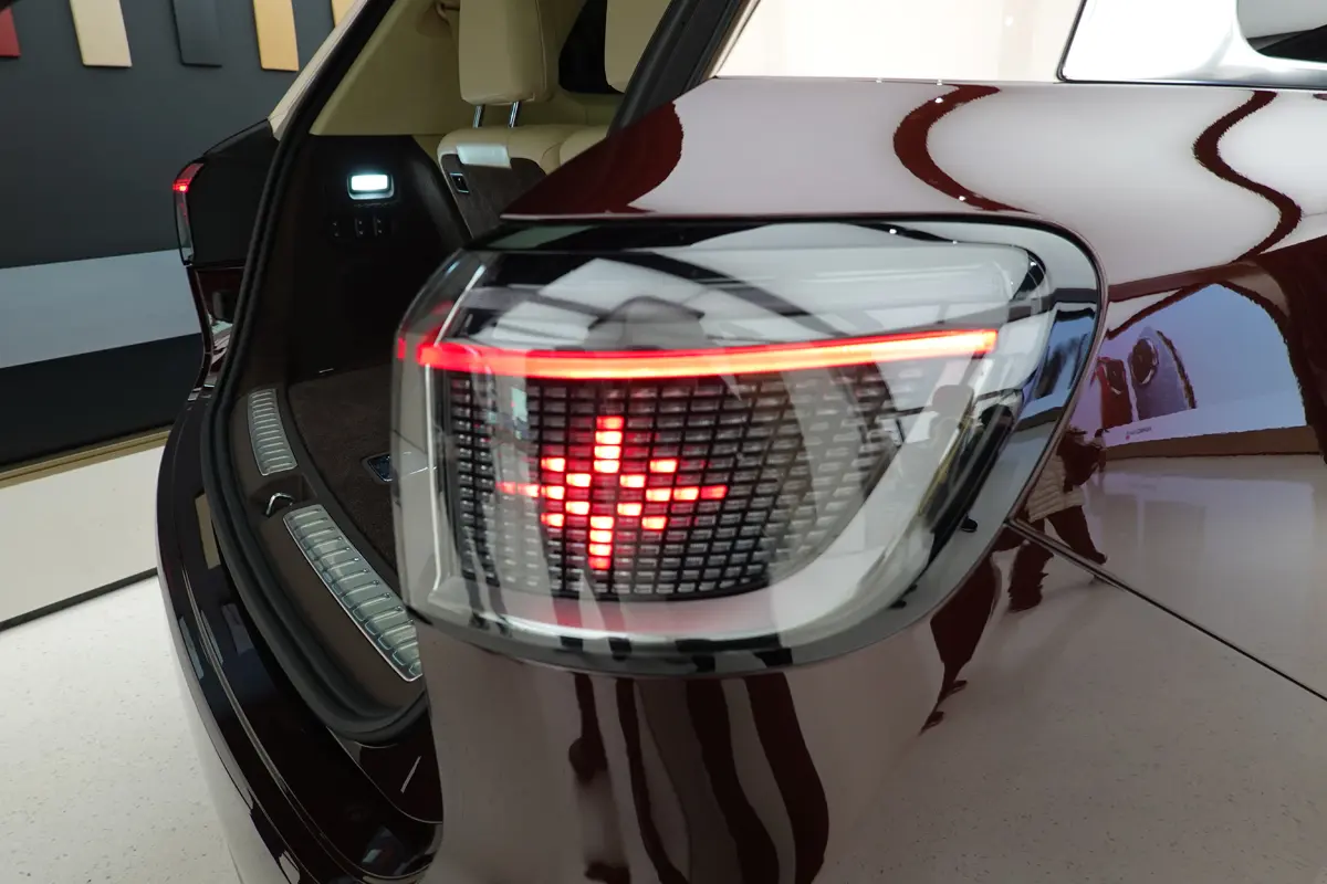 中国車のテールランプ