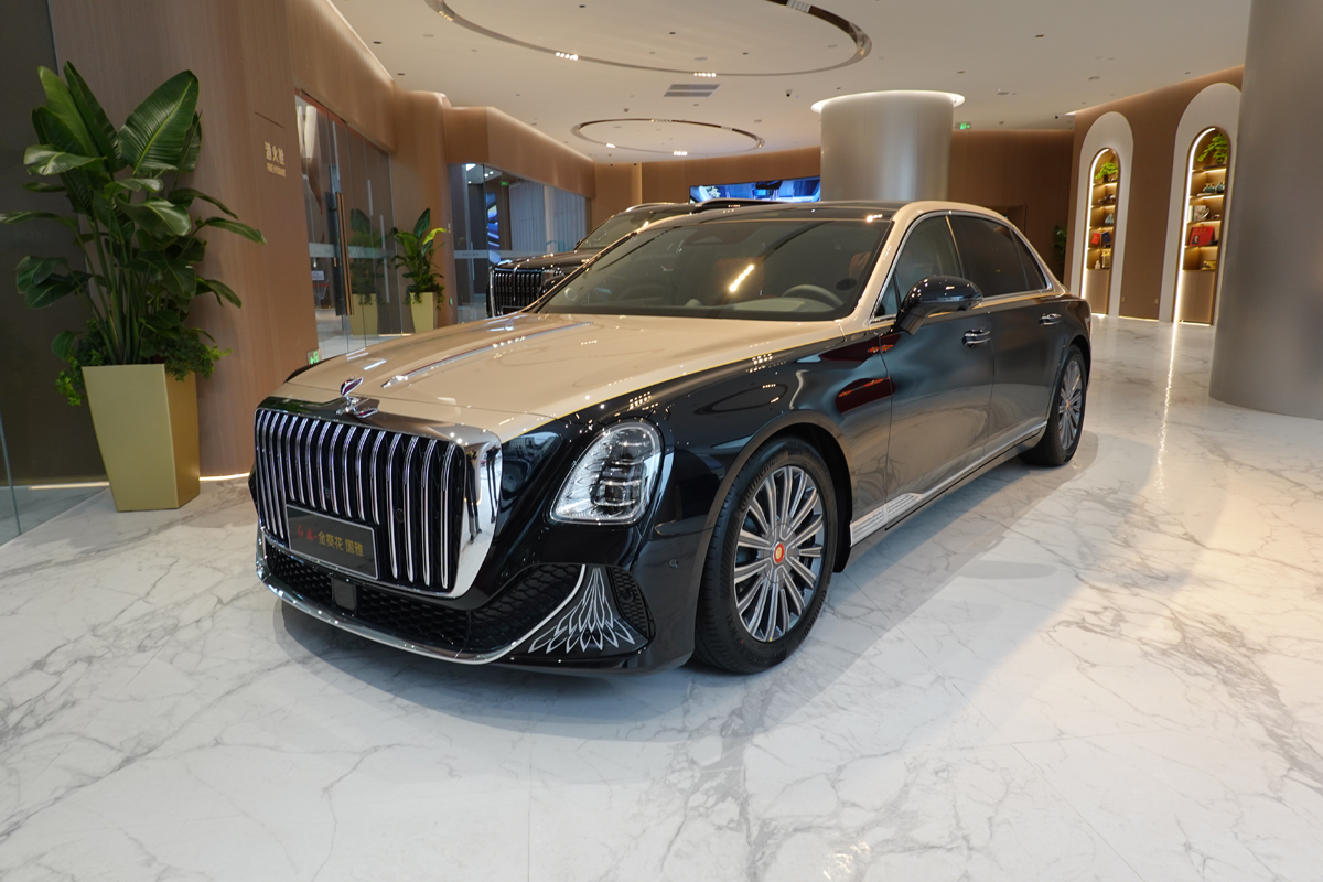 中国車(紅旗のショールームにて)