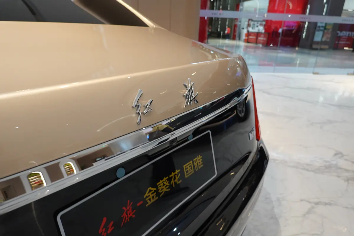 中国の高級車、紅旗のショールームにて