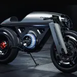 ポルシェが電動バイクを作ったらこうなる？独立系デザイナーによる「ポルシェ カフェレーサー」が登場、車体中央には光るスピーカーを内蔵