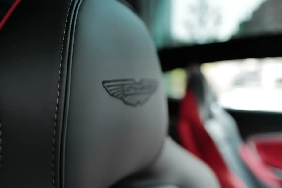 アストンマーティン ヴァンキッシュのヘッドレスト