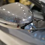 アストンマーティンのカーボンファイバー製ドアミラー