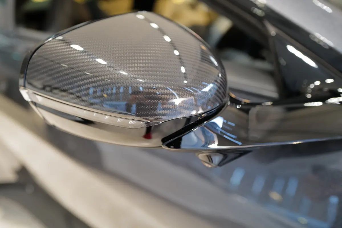 アストンマーティンのカーボンファイバー製ドアミラー