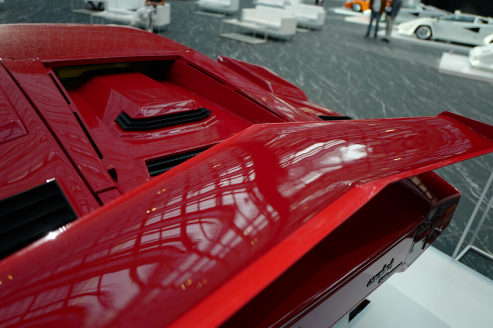 ランボルギーニ・カウンタックのアイコンでもあるリアウイングはダウンフォースを発生させず、実は「無意味だった」という事実