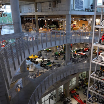 「牛乳販売で成功した」オーナーが建設した世界最高のバイク博物館「バーバー・モータースポーツ・ミュージアム」とは？【動画】