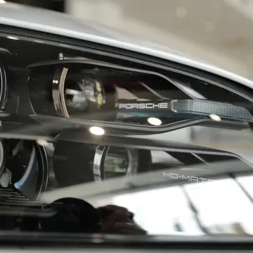 ポルシェ タイカンのヘッドライト