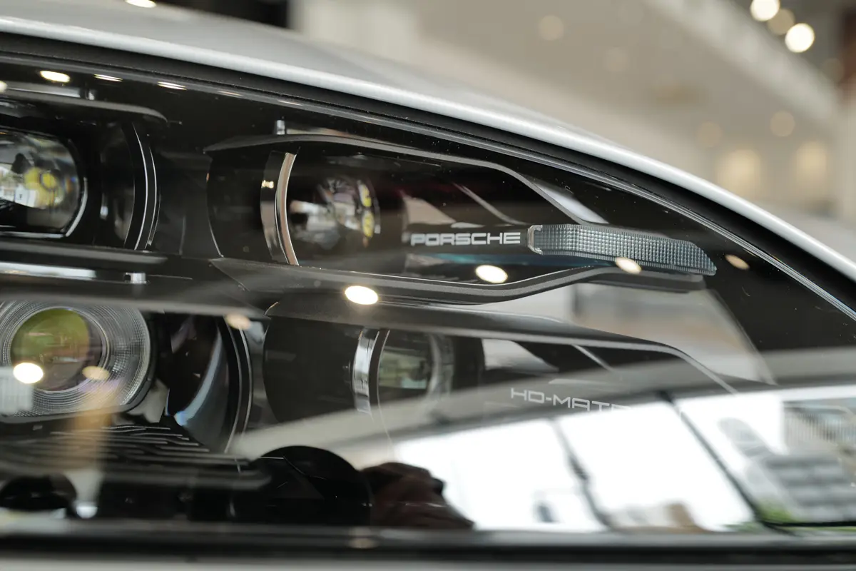ポルシェ タイカンのヘッドライト