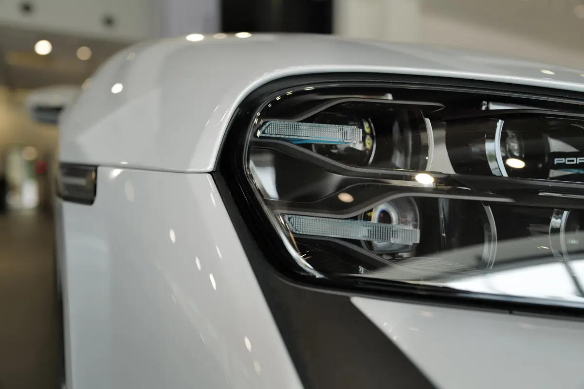 ポルシェ・タイカンのヘッドライト