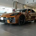 ポルシェ・パナメーラの斜め前からの画像