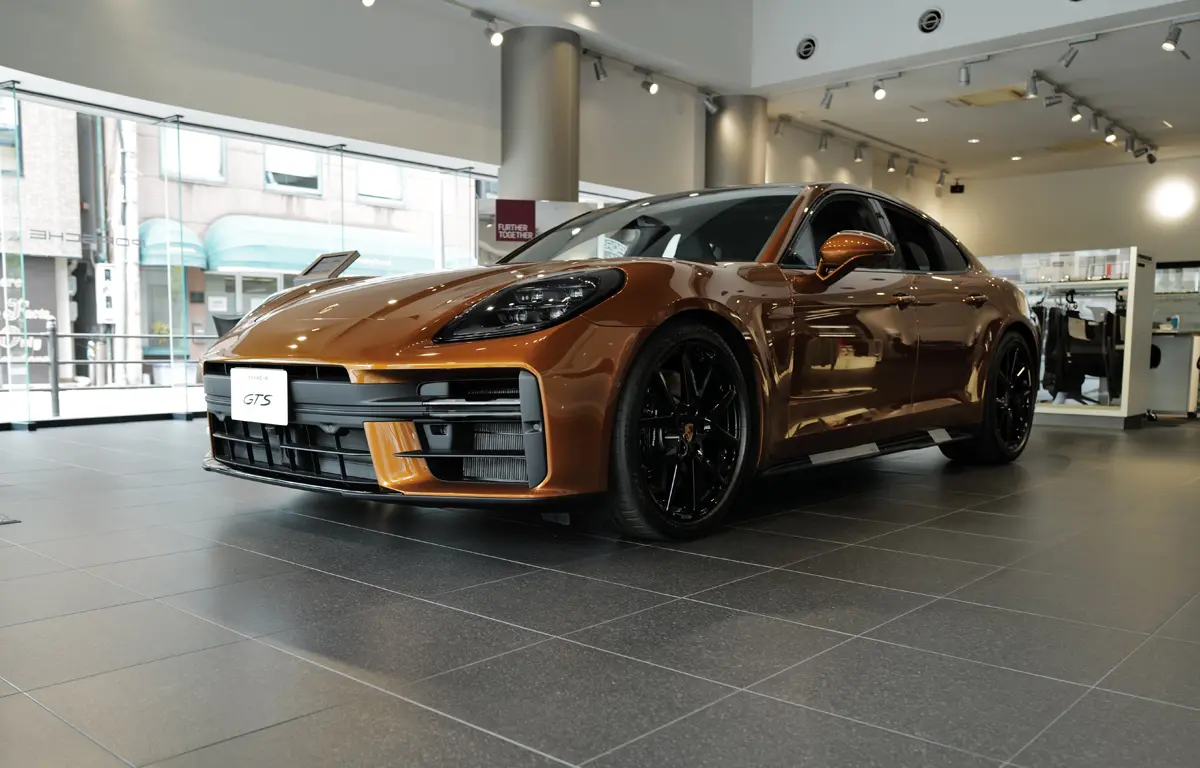 ポルシェ・パナメーラの斜め前からの画像