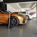 メタリックオレンジのポルシェ・パナメーラ（静止、フロント）