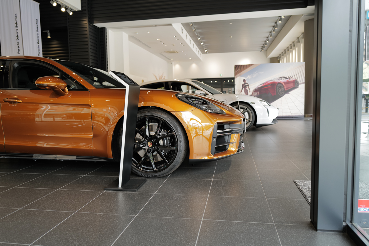 メタリックオレンジのポルシェ・パナメーラ(静止、フロント)