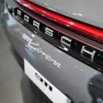 ポルシェ911のリヤと「PORSCHE」エンブレム
