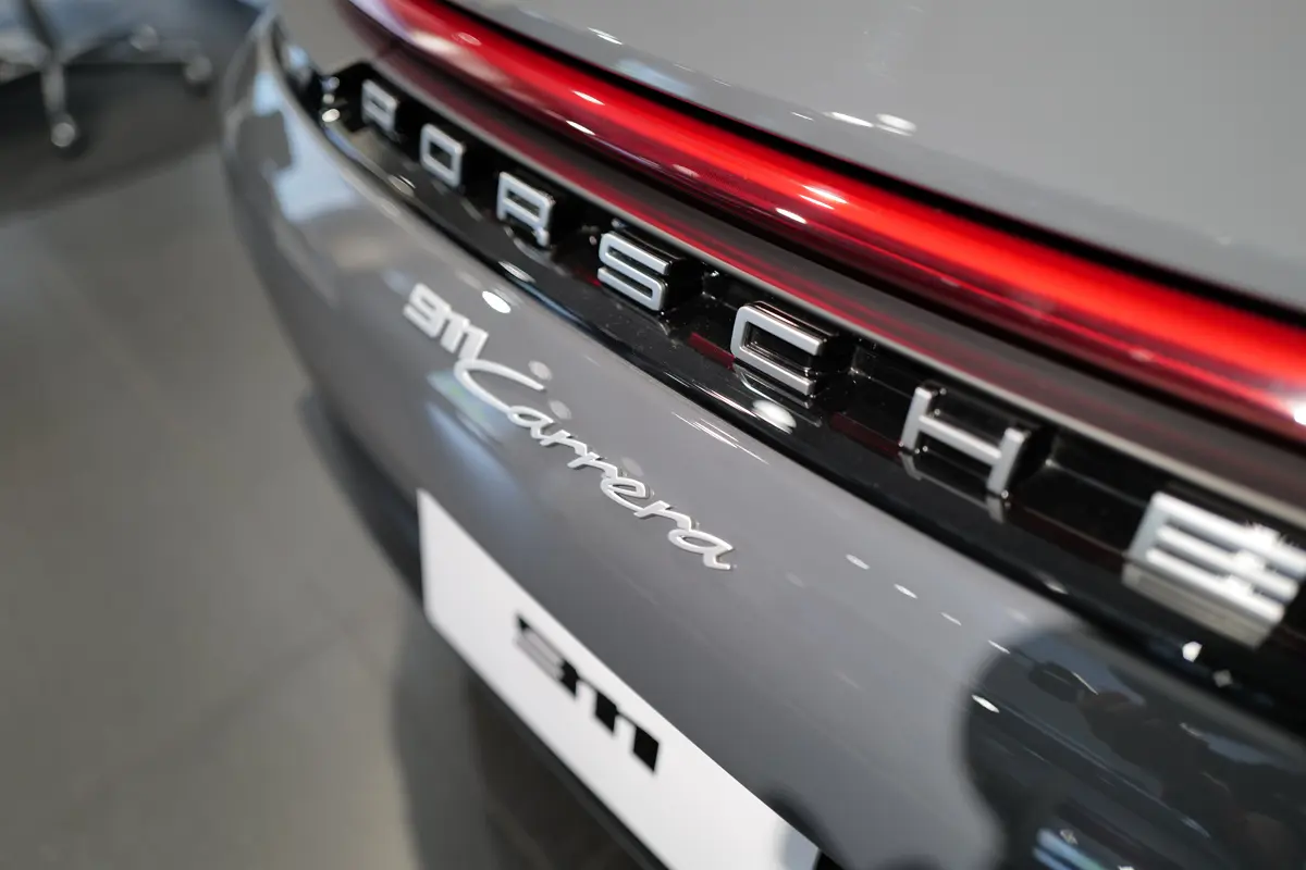 ポルシェ911のリヤと「PORSCHE」エンブレム