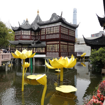上海・豫園へと行ってきた。その建設は1559年に始まり、現在では「テクノロジー」の導入とともに最新の観光スポットへと生まれ変わる