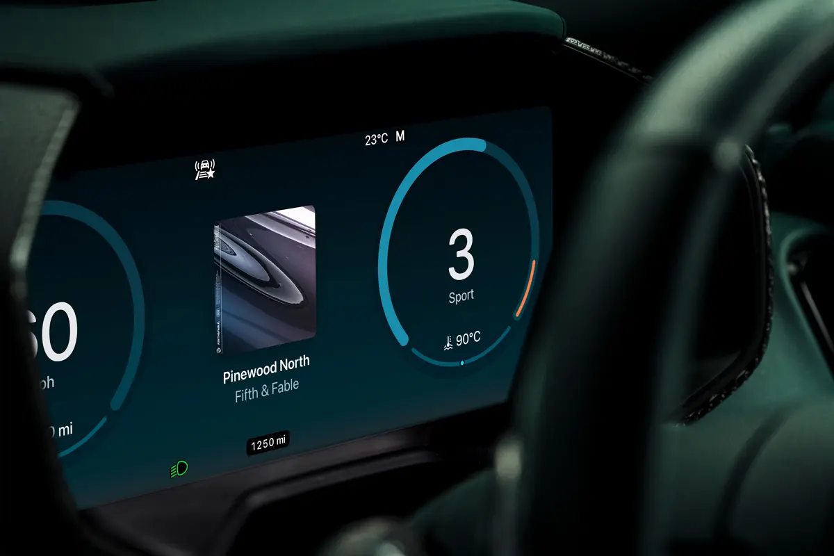 アップル・カープレイ・ウルトラ(Apple CarPlay Ultra)がついに登場。まずはアストンマーティンにて全画面対応、シートやエアコンの操作も可能に