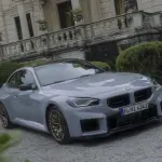 BMWが新型M2 CSを公開。巨大なダックテールスポイラーが屹立するリヤビューはまさに独特、「もっとも軽く、もっとも機敏なM」の誕生