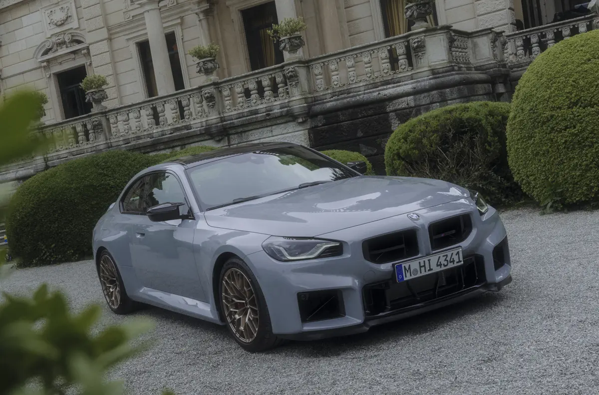 BMWが新型M2 CSを公開。巨大なダックテールスポイラーが屹立するリヤビューはまさに独特、「もっとも軽く、もっとも機敏なM」の誕生