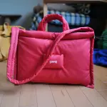 カンペール（CAMPER）の「パッド入り、枕つき」バッグを買い増ししてみる。フェラーリっぽいカラーがいい感じ