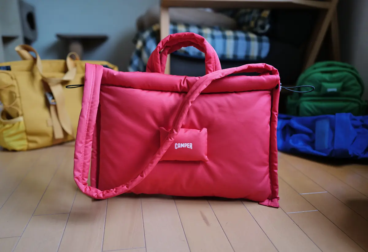カンペール(CAMPER)の「パッド入り、枕つき」バッグを買い増ししてみる。フェラーリっぽいカラーがいい感じ